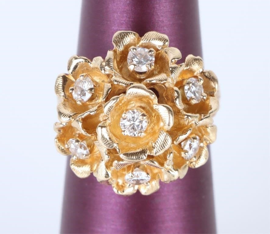 Lot 145038b: 14K YELLOW GOLD DIAMOND FLORAL MOTIF LADIES RING