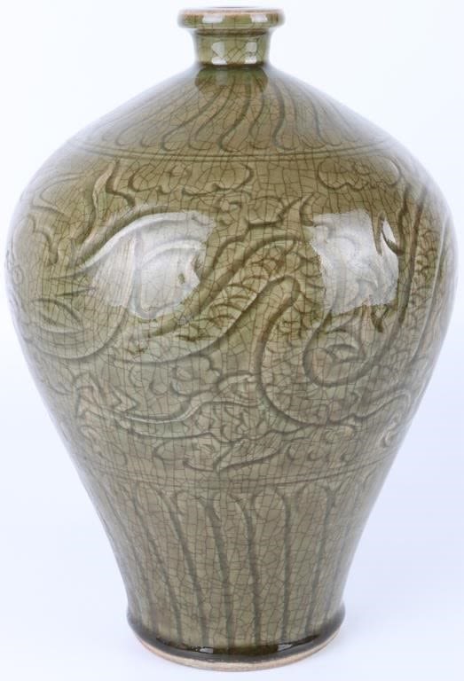 Lot 146216: ASIAN CRACKLE GLAZE CARVED YAOZHOU DRAGON VASE