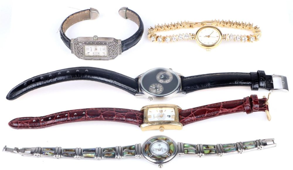 Lot 156178: COLLECTIBLE LADIES WRISTWATCHES - LOT OF 5