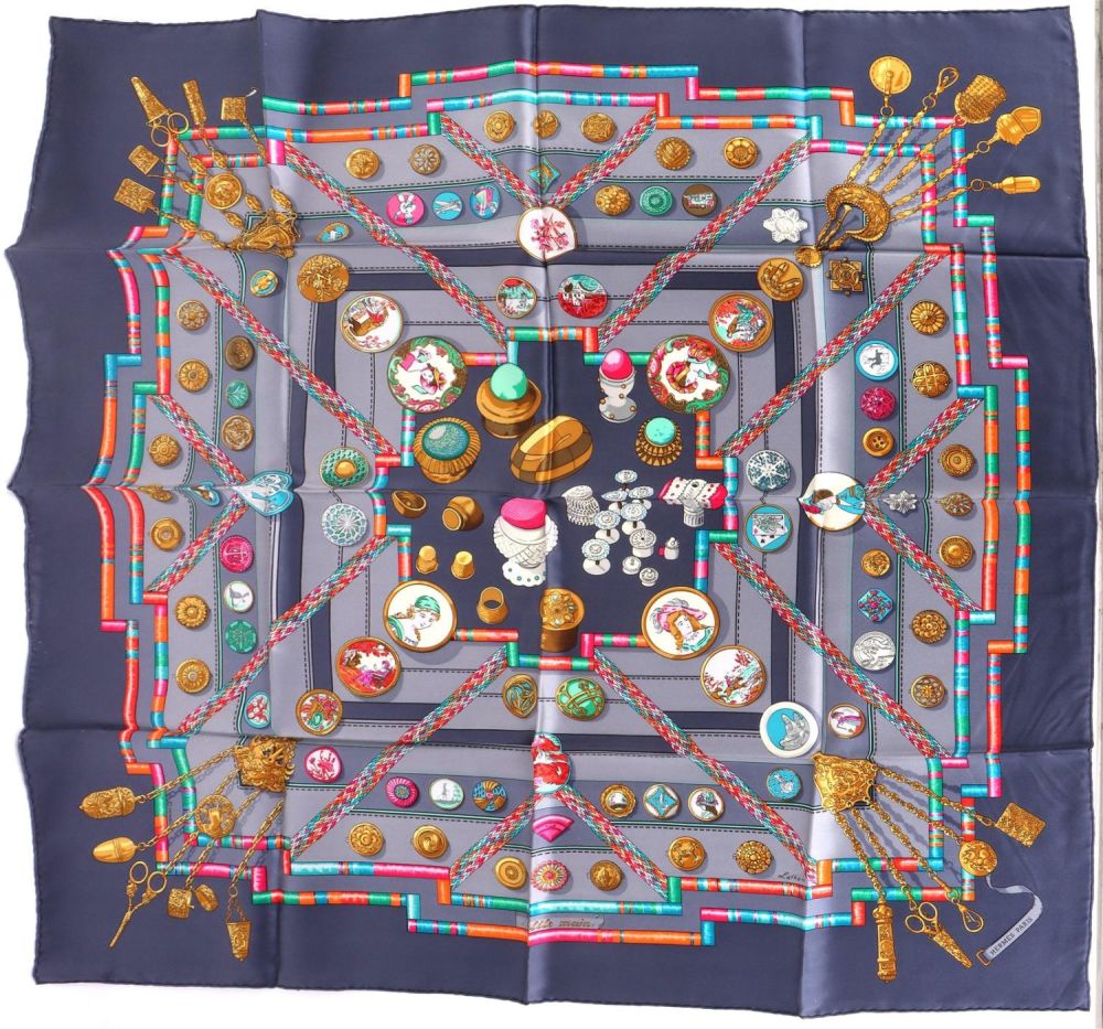 Lot 156186: HERMES PETITE VINTAGE BLUE MAIN SILK SCARF