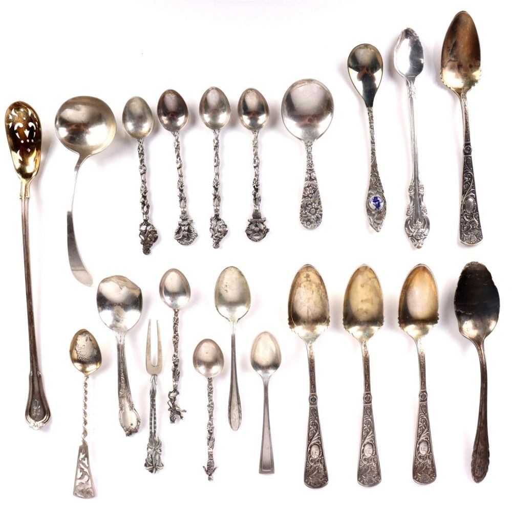 Lot 156257: VINTAGE SOLID STERLING SILVER SPOONS - LOT OF 21