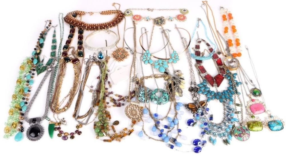 Lot 157155: ASSORTED COLLECTIBLE LADIES FASHION NECKLACES