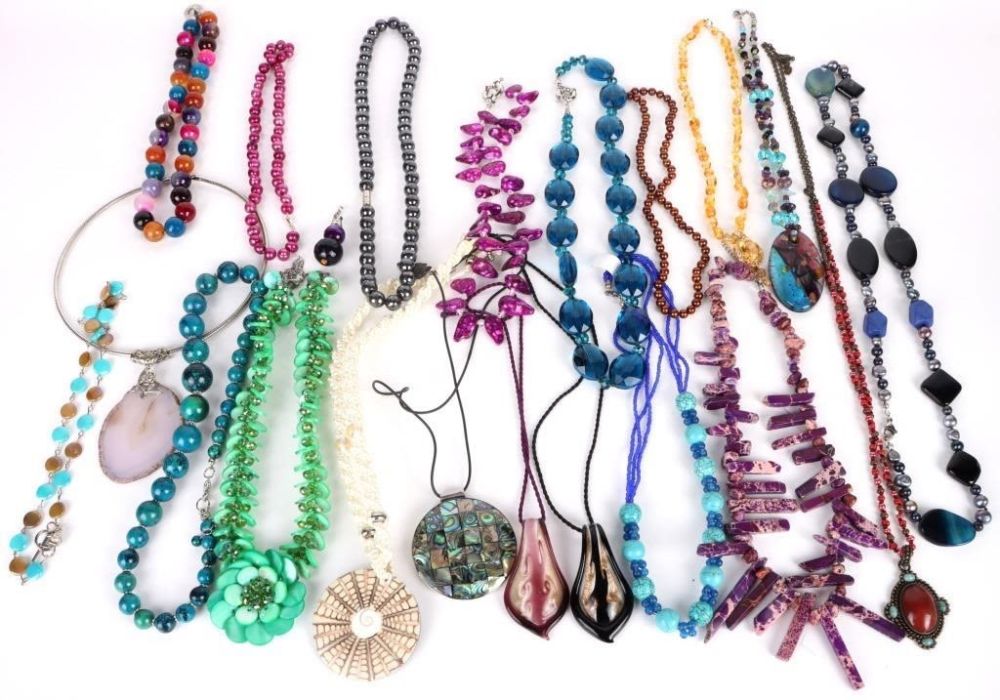 Lot 157156: COLLECTIBLE LADIES BEADED NECKLACES - LOT OF 20