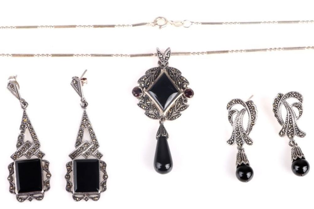 Lot 157162: ANTIQUE STERLING SILVER LADIES ONYX MATCHING SET
