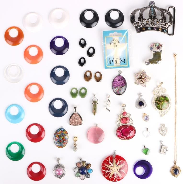 Lot 157194: COLLECTIBLE LADIES FASHION PENDANTS, BEADS & MORE
