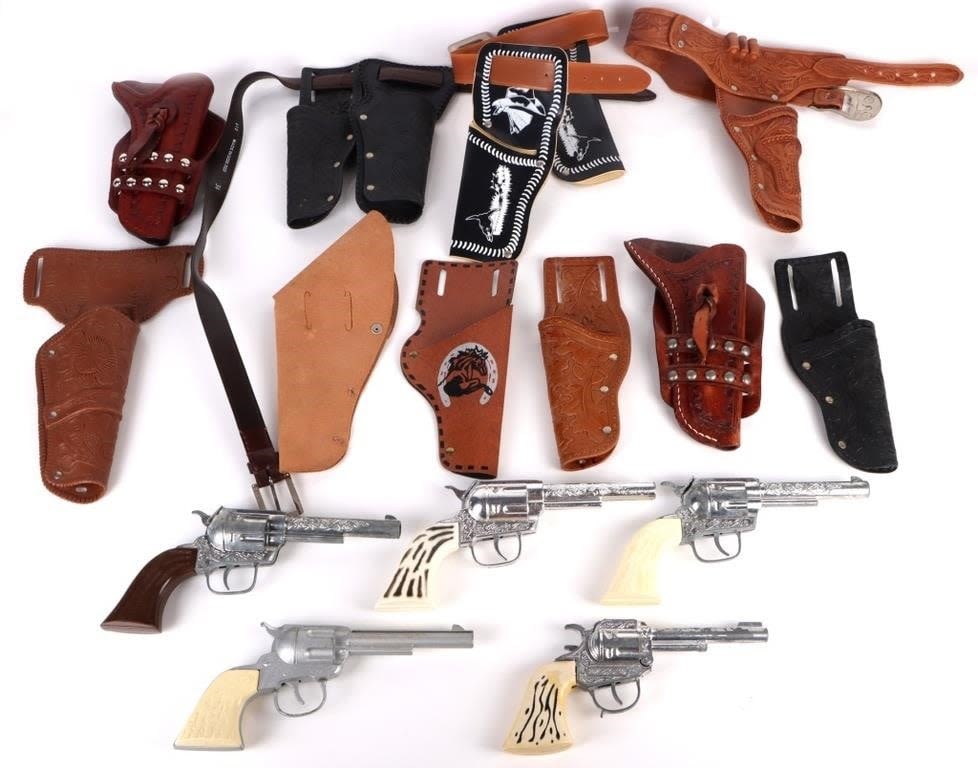 Lot 158206: VINTAGE TOY CAP GUN, BELT & HOLSTER LOT OF 19