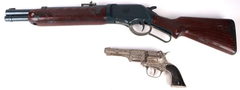 Lot 158207: VTG LEVER ACTION CAP GUN & COYOTE REVOLVER