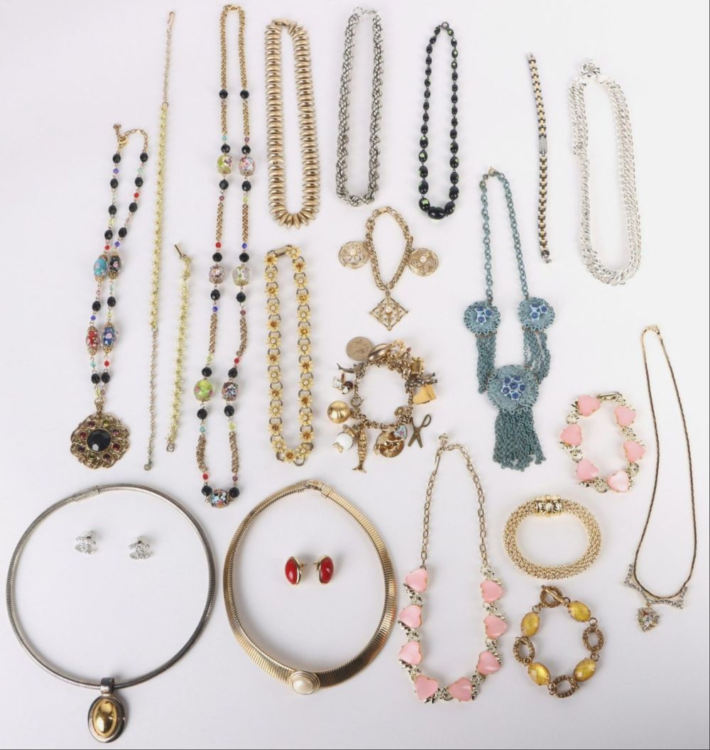Lot 160148: LADIES COLLECTIBLE FASHION JEWELRY