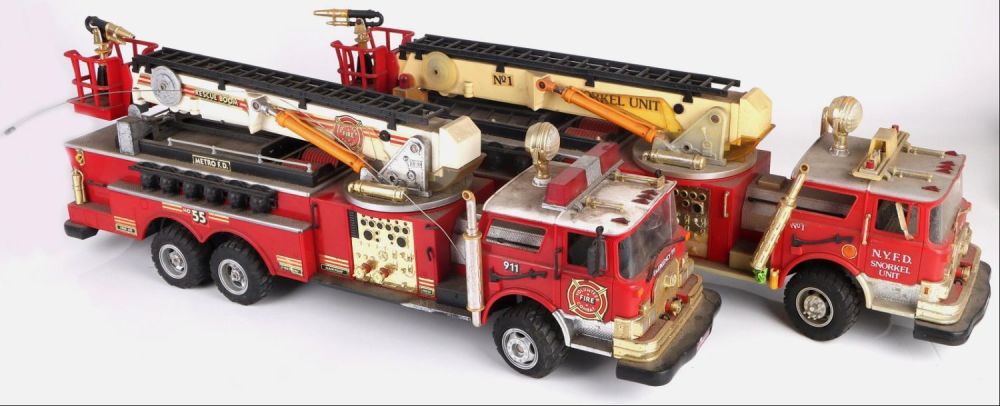 Lot 160191: 1992 & 1988 NEWBRIGHT FIRETRUCK RC VEHICLES