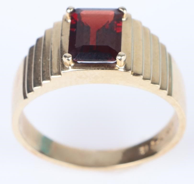 Lot 161074A: RED SPINEL 10K YELLOW GOLD MEN'S RING