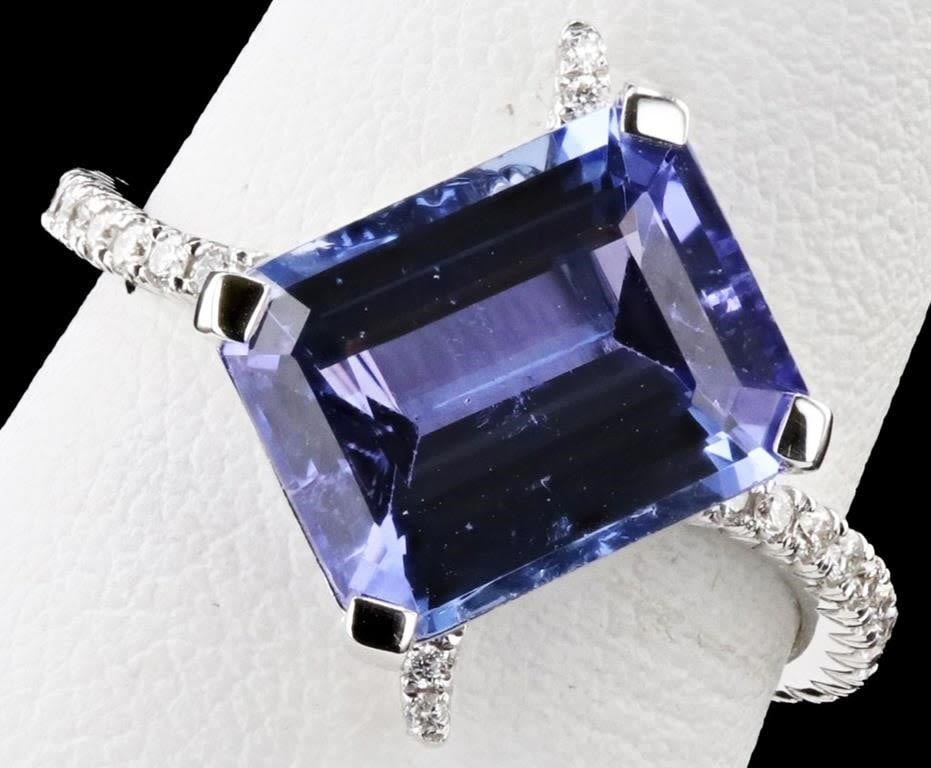 Lot 163151: 4.60CT TANZANITE & 0.49CTW DIAMOND 18K GOLD RING