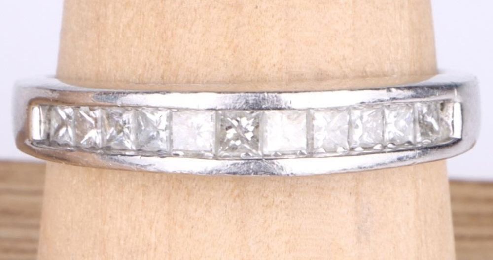 Lot 163152: 1.10 CTW BAGUETTE DIAMOND PLATINUM RING