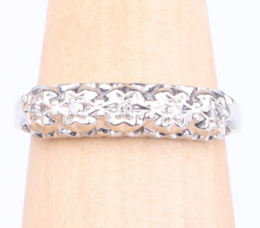 Lot 165147: 14K WHITE GOLD DIAMOND FLOWER ENGRAVED RING