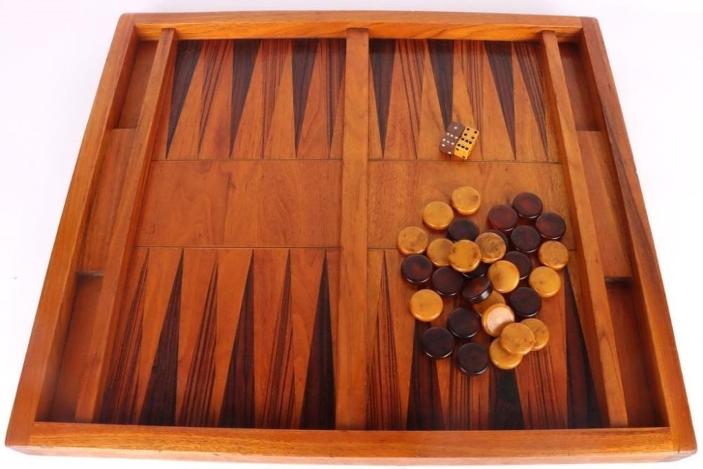 Lot 165312: VINTAGE BACKGAMMON BAKELITE BOARD & PIECES
