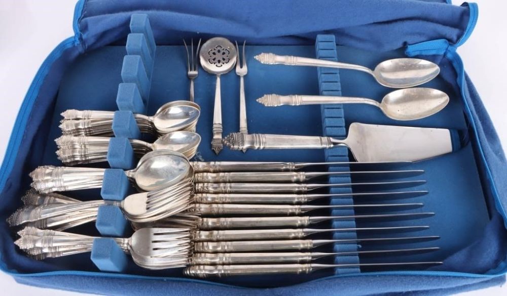 Lot 166211: TOWLE DANISH BAROQUE STERLING SILVERWARE SET