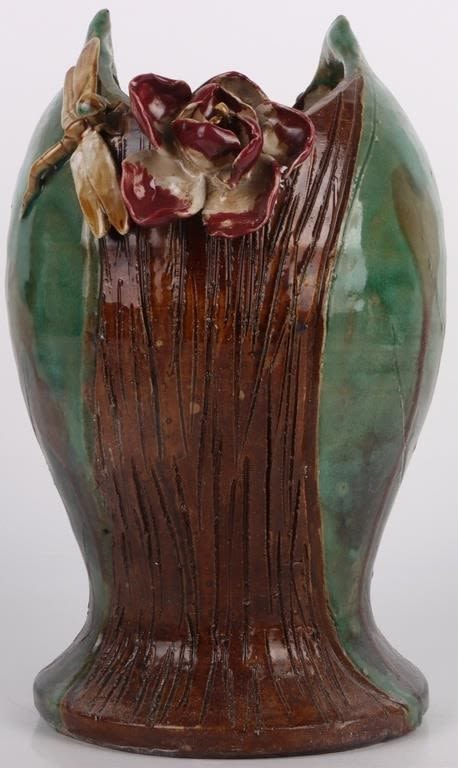 Lot 172246: ASIAN HAND-CRAFTED DRAGONFLY LEAF VASE