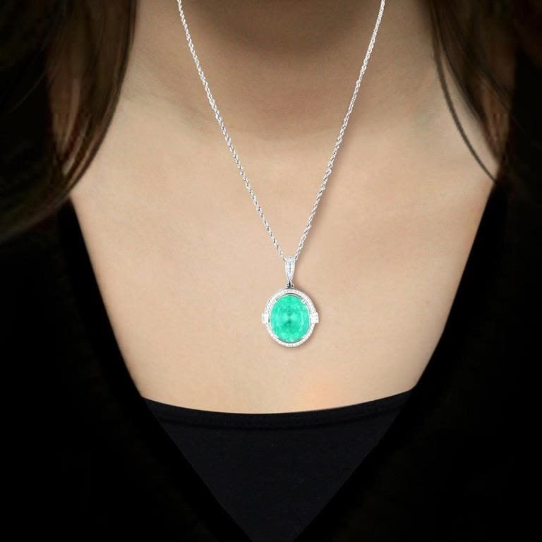 Lot 173189: 22.32CT EMERALD & 0.74CT DIAMOND PLATINUM NECKLACE