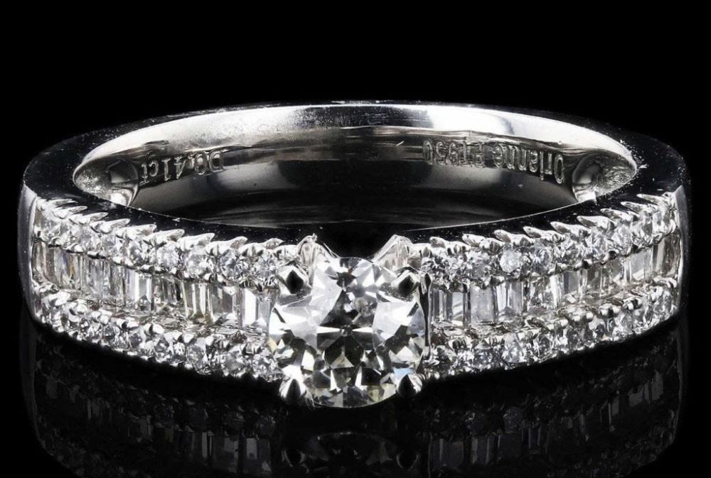 Lot 174173: 0.40CT VS1 CENTER DIAMOND PLATINIUM RING (GIA)