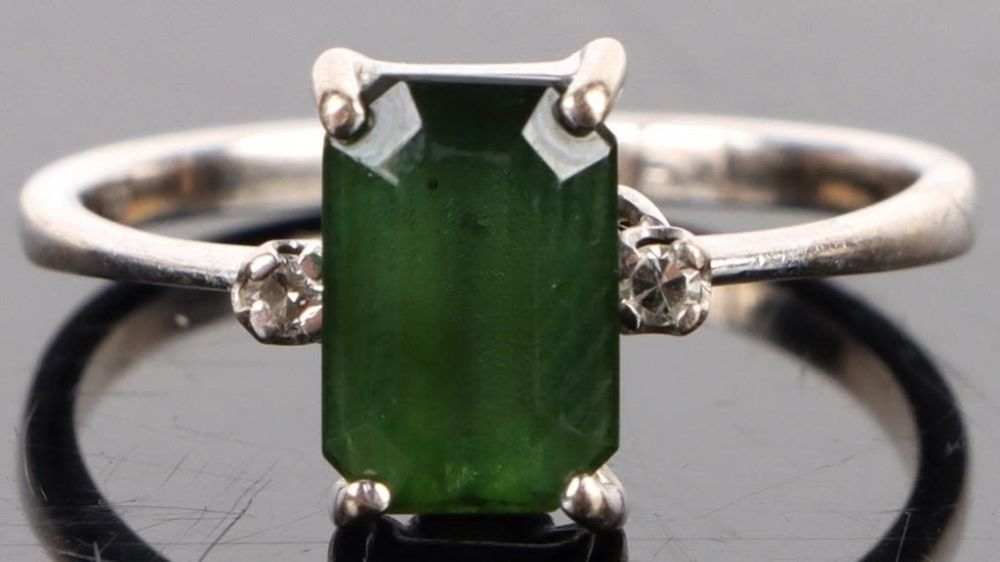 Lot 174194: 18K WHITE GOLD GREEN TOURMALINE LADIES RING