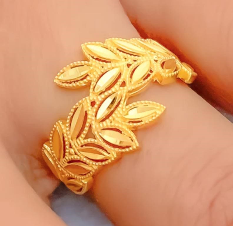 Lot 174199: 21K YELLOW GOLD LAUREL WREATH UNISEX RING