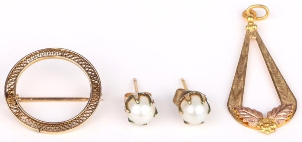 Lot 174245: 10K GOLD PIN, PENDANT, & PEARL EARRING LOT OF 4