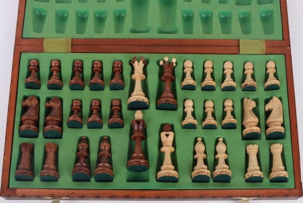 Lot 174350: VINTAGE CONSUL HANDMADE WOODEN STAUNTON CHESS SET