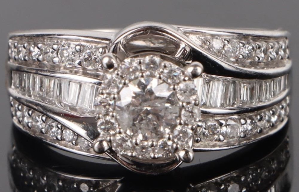 Lot 174061a: 10K WHITE GOLD DIAMOND LADIES RING