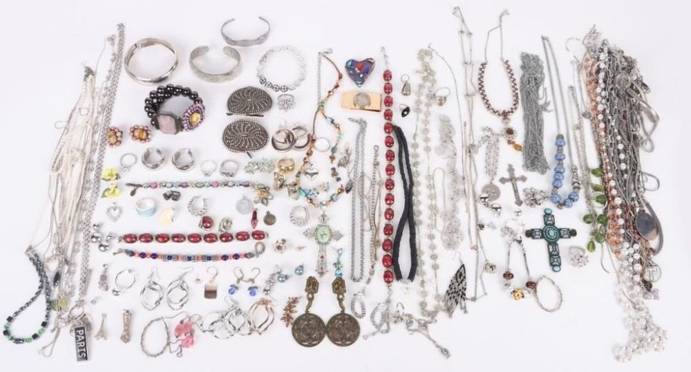 Lot 177165: COLLECTIBLE SILVER-TONE LADIES FASHION JEWELRY
