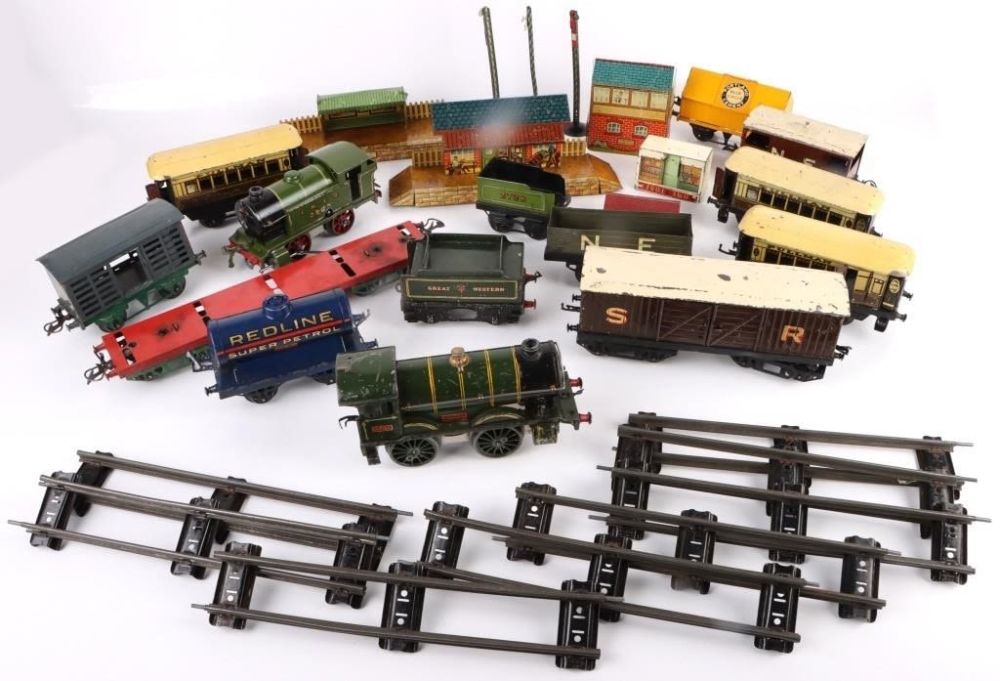 Lot 177236: HORNBY 'O' GAUGE CLOCKWORK RAILWAY SET - (29)