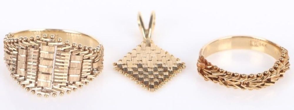 Lot 178255: 14K GOLD RICCIO MESH RINGS AND PENDANT - LOT OF 3