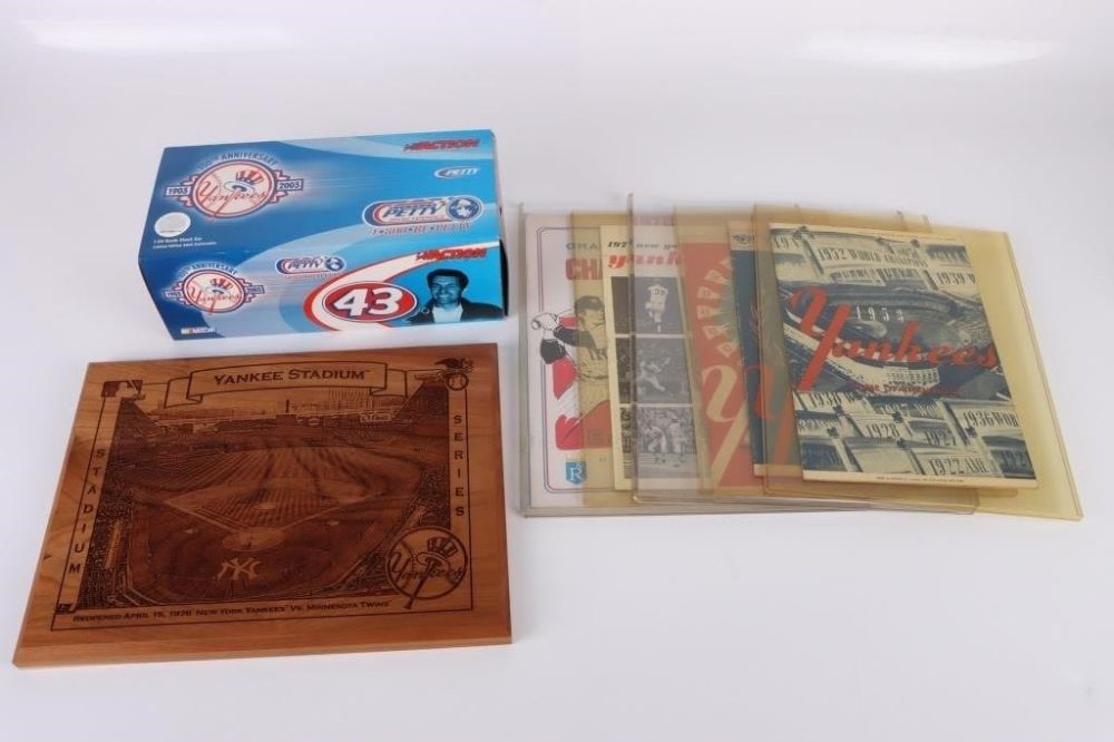 Lot 178342: NEW YORK YANKEES MEMORABILIA & COLLECTIBLES