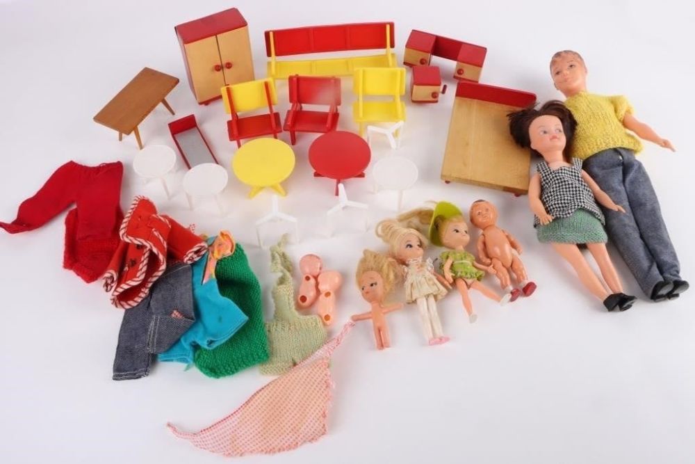 Lot 178366: VINTAGE BRITISH DOLLS, CLOTHES, FURNITURE & ACCESS