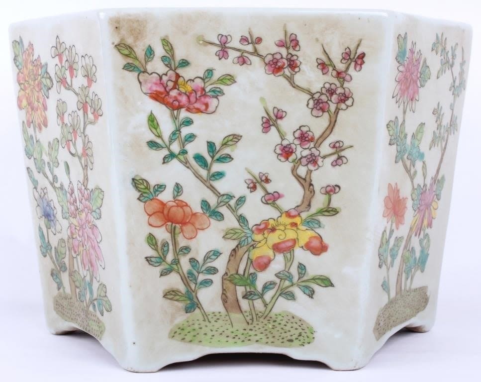 Lot 178405: CHINESE PORCELAIN PAINTED DECORATIVE POT