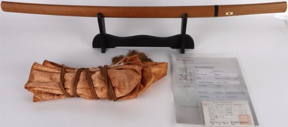 Lot 179422: MUNETOMO JAPANESE SWORD W/ WOOD GRAIN SHEATH