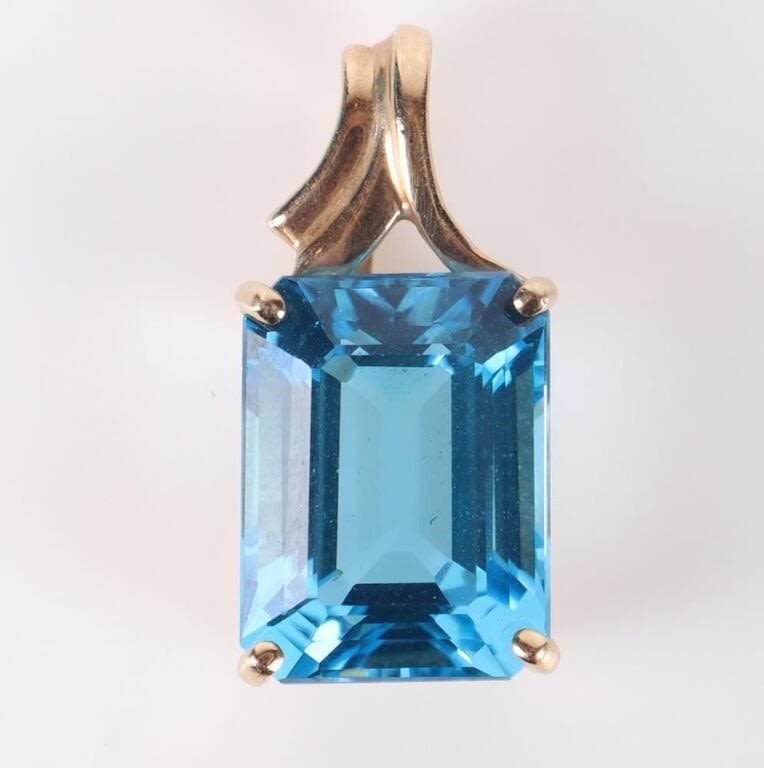 Lot 181226: 15.0CT BLUE TOPAZ 10K YELLOW GOLD LADIES PENDANT