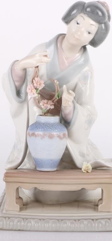Lot 180210: LLADRO JAPANESE RETIRED GEISHA FIGURE 4840