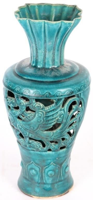Lot 183227: VINTAGE CHINESE CHAI KILN BLUE PORCELAIN VASE