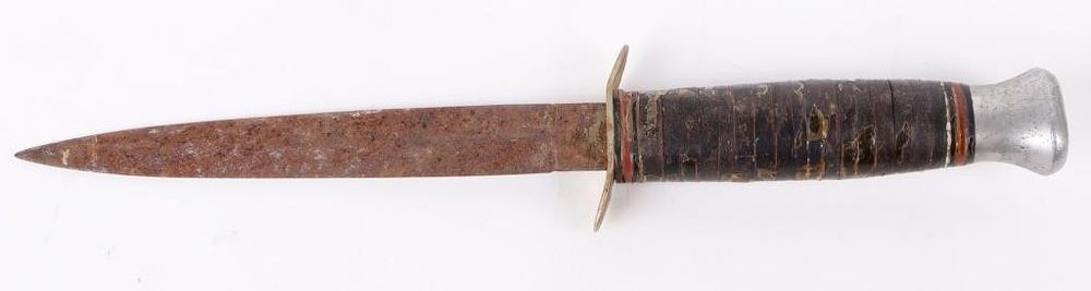 Lot 183390: UNMARKED WWII COMMANDO DAGGER W/ SLANT GUARD