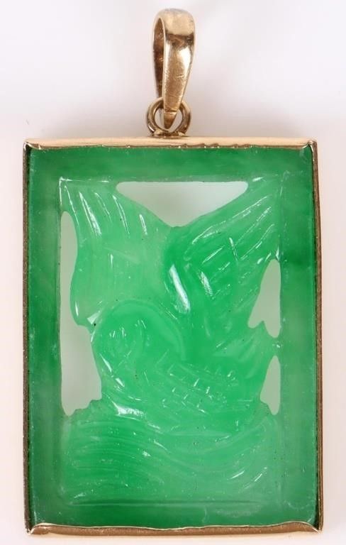 Lot 185279: 18K YELLOW GOLD GREEN JADE PENDANT UNISEX