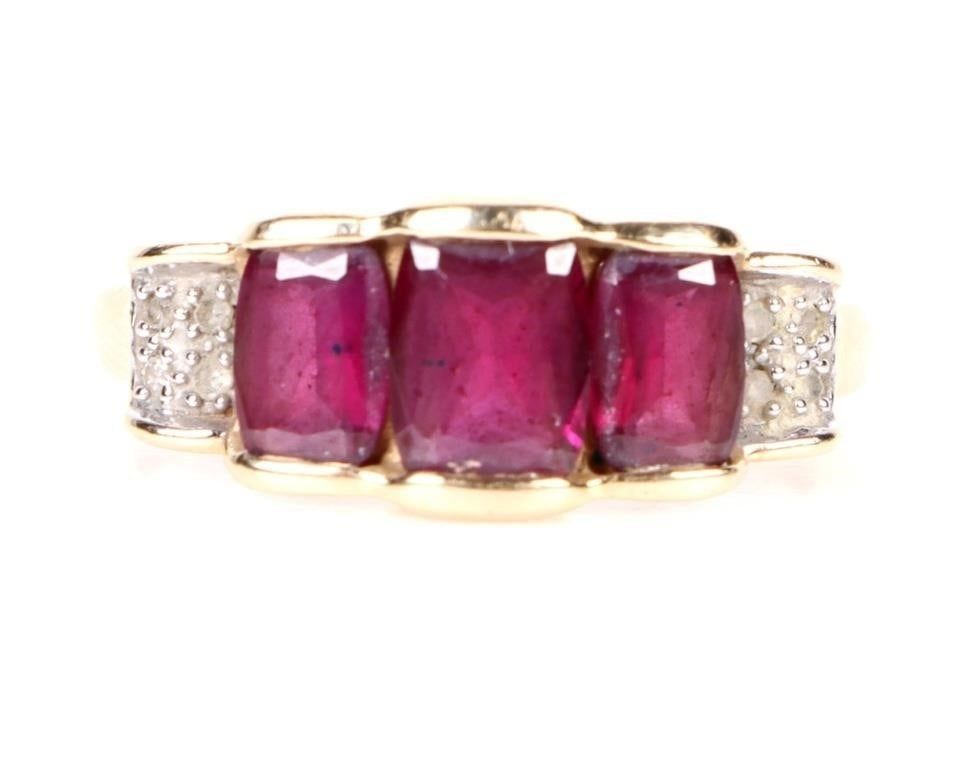 Lot 187158: 14K YELLOW GOLD RED GARNET LADIES RING