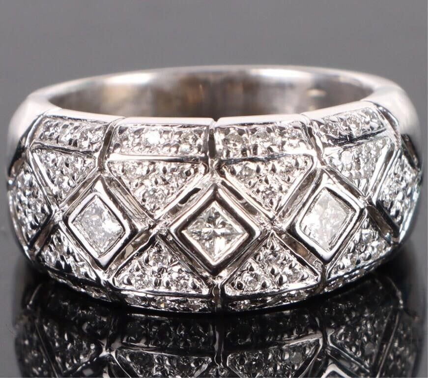 Lot 187177: DIAMOND 18K WHITE GOLD LADIES RING