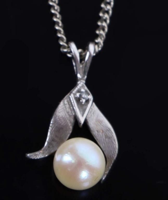 Lot 188165: 14K WHITE GOLD PEARL DIAMOND NECKLACE & PENDANT