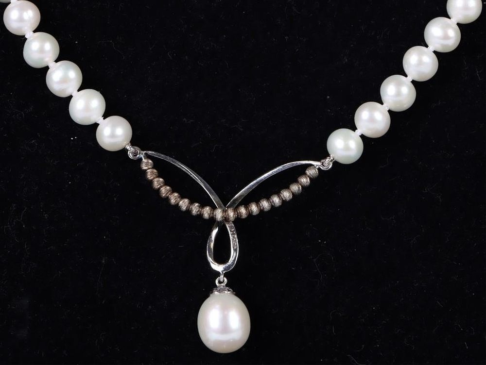 Lot 188177: WHITE PEARL STERLING SILVER LADIES NECKLACE