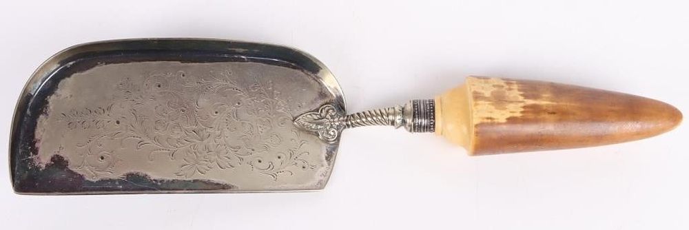 Lot 188312: VINTAGE MAPPIN & WEBB SILVERPLATE CRUMBER W/ HORN