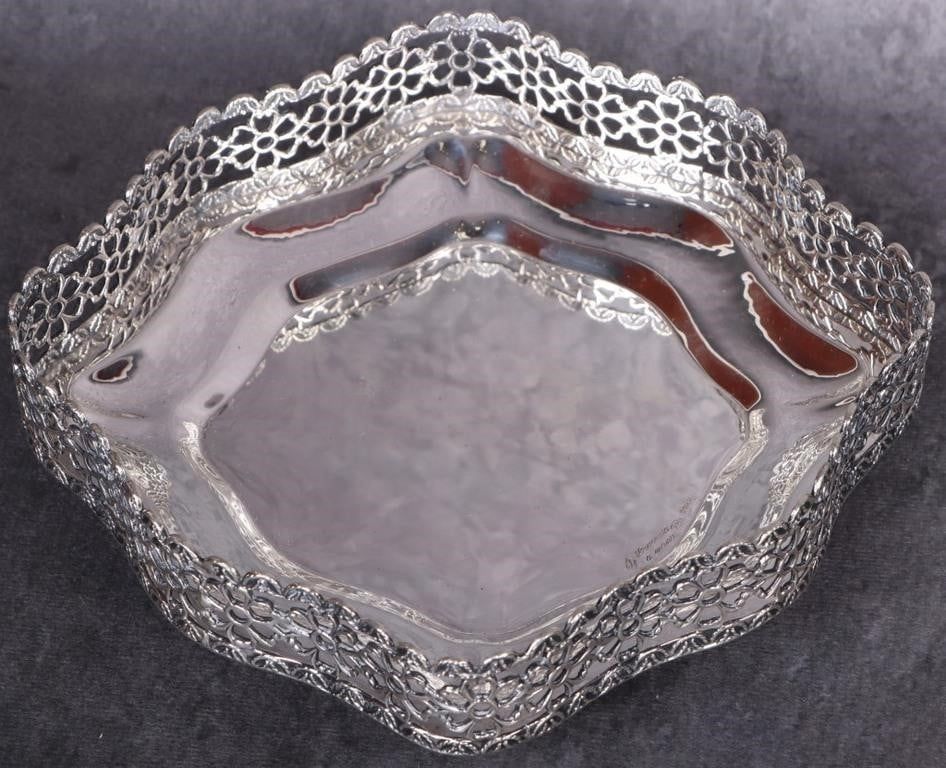 Lot 188331: LAVORATO A MANO 0.800 SILVER BONBON DISH
