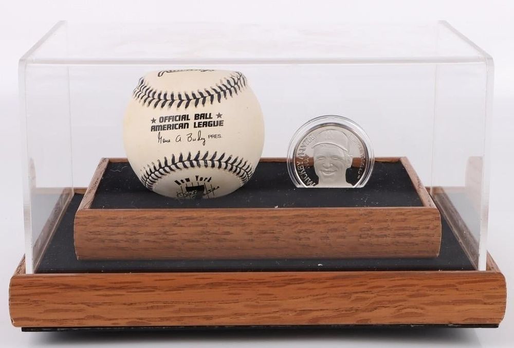 Lot 188349: MICKEY MANTLE BASEBALL & .999 SILVER COIN W/ CASE