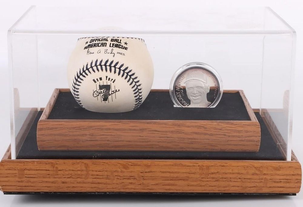 Lot 188350: MICKEY MANTLE BASEBALL & .999 SILVER COIN W/ CASE