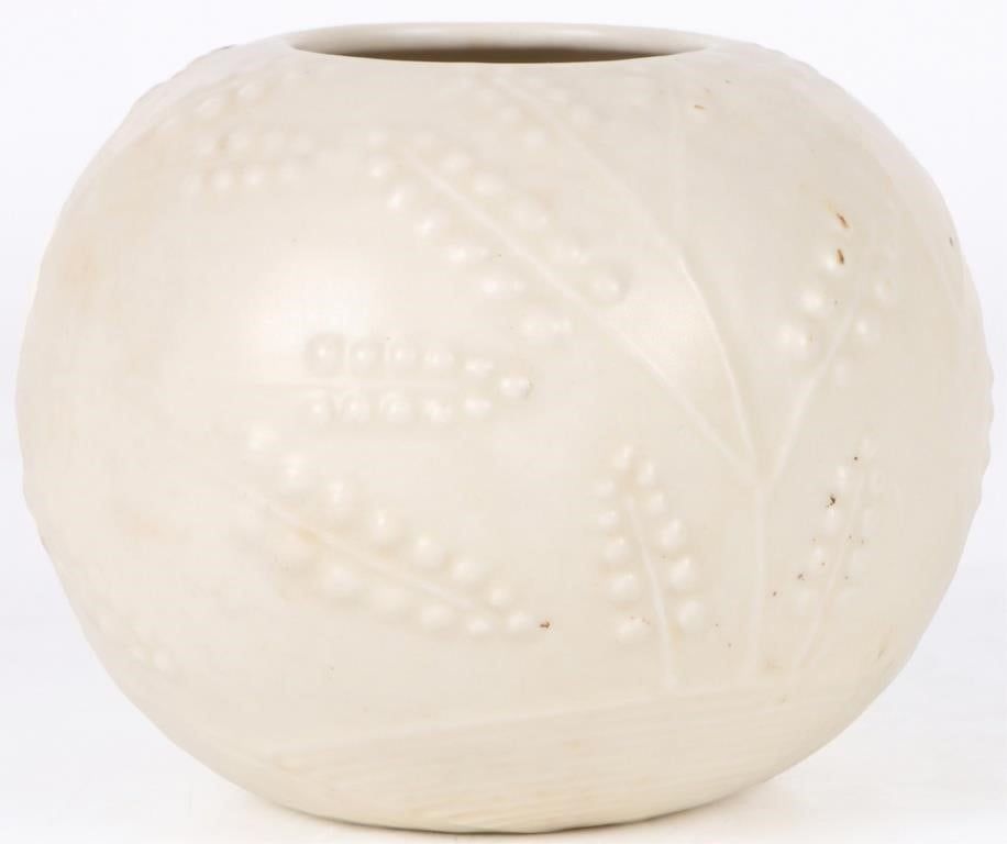 Lot 188371: VINTAGE 1934 ROOKWOOD 6217 ROUND WHITE VASE