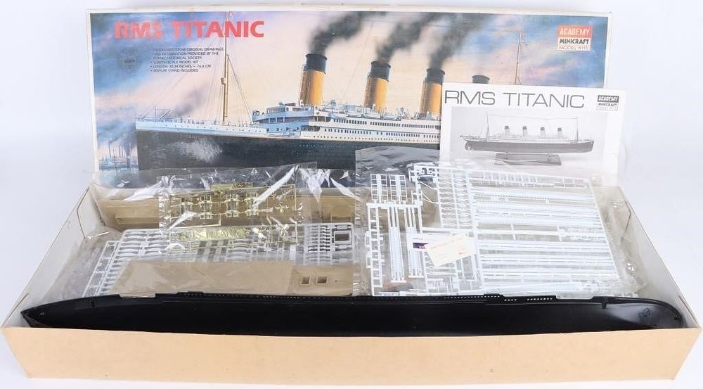 Lot 191391: RMS TITANIC 1/350TH SCALE ACADEMY MODEL KIT