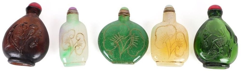Lot 191407: CHINESE CARVED JADE & GLASS SNUFF BOTTLES